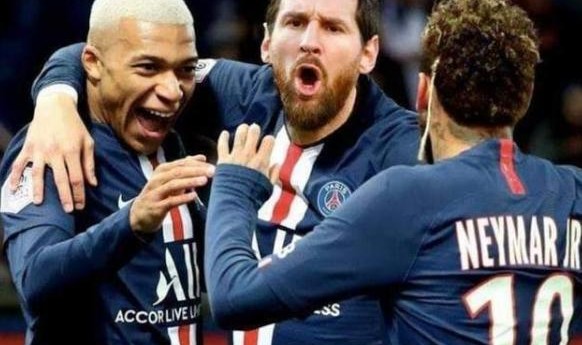  布雷斯特vs巴黎冲突不断，下半场多次中断比赛  