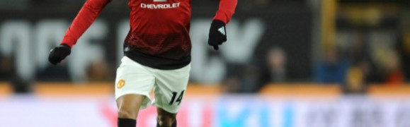  纽卡斯尔爆冷击败曼联升第四，  